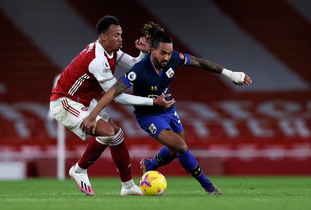  阿森纳防线失误造致命失球  