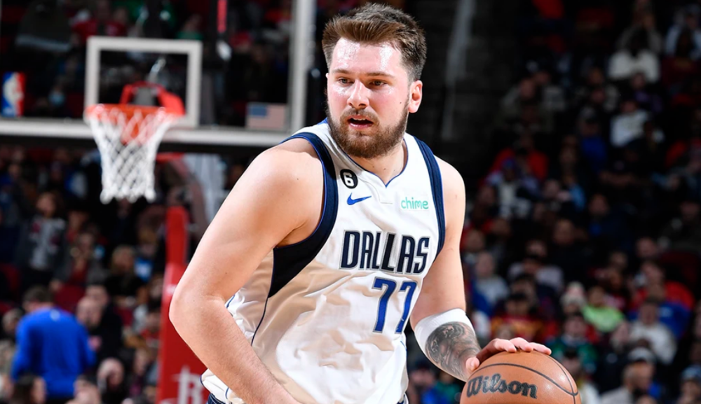 东契奇末节爆发独行侠险胜雄鹿止连败颓势